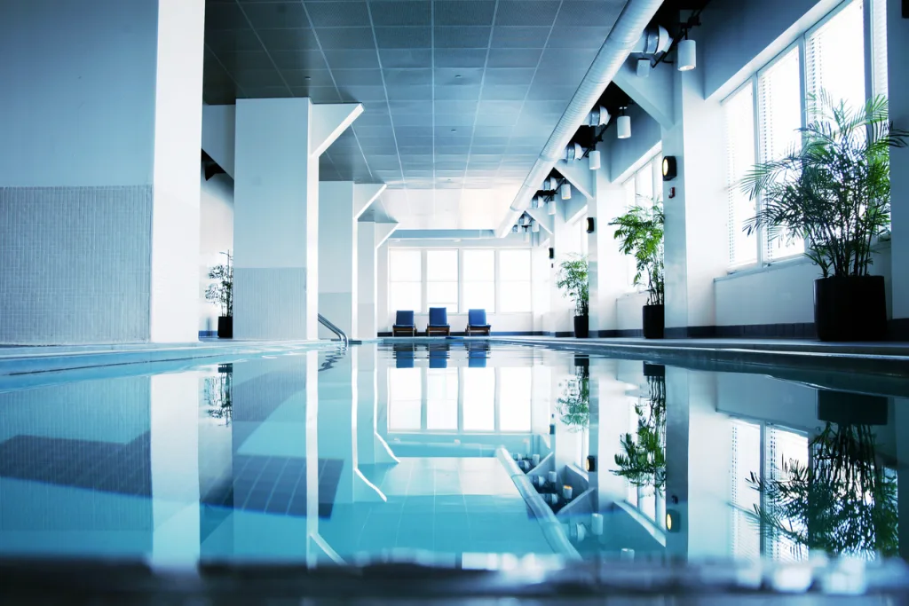 Blue toned pool with hydrotherapy circuit